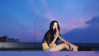 Mirip seperti artis Korea, pose Rachel saat mimum soda ini bikin penggemarnya gagal fokus. Foto: Instagram @rchelcia