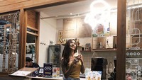 Paling suka mencicipi minuman kekinian, Rachel bagikan keseruannya saat menikmati minuman dingin dengan gayanya yang stylish. Foto: Instagram @rchelcia