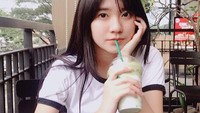 Lihat saja nih keimutan Rachel saat menikmati green tea dan bersantai di salah satu kafe. Foto: Instagram @rchelcia