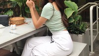 Ini momen cantik Rachel saat ngopi dan bersantai di salah satu kafe keren. Foto: Instagram @rchelcia