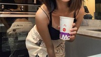  Nyantai di rumah, Rachel bisa membuat foto di dapur dengan segelas soda jadi foto cantik yang puluhan ribu penggemarnya. Foto: Instagram @rchelcia