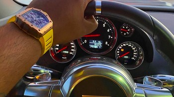 Hampir semua postingan di Instagram menampakkan gaya hidupnya yang super mewah, dengan caption seakan-akan semua itu adalah hasil kerja kerasnya. Foto: Instagram