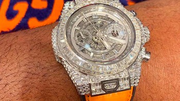 Uang itu adalah hasil penipuan yang menyasar bank, biro hukum sampai klub sepakbola di Liga Inggris. Foto: Instagram