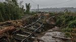 Rel Kereta Putus Diterjang Banjir, Akses Ekonomi Terganggu