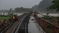 Rel kereta pi berada di atas Sungai Kuma yang meluap.