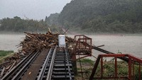Tampak sebagia rel hilang karena jembatan ikut roboh.