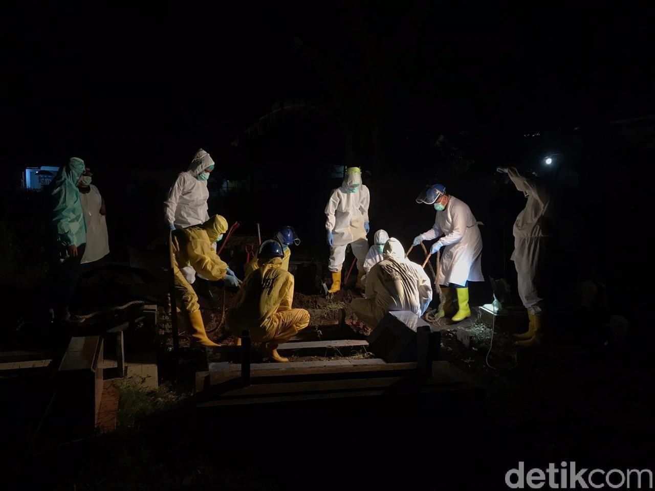 Relawan saat memakamkan jenazah COVID-19 di Kota Malang