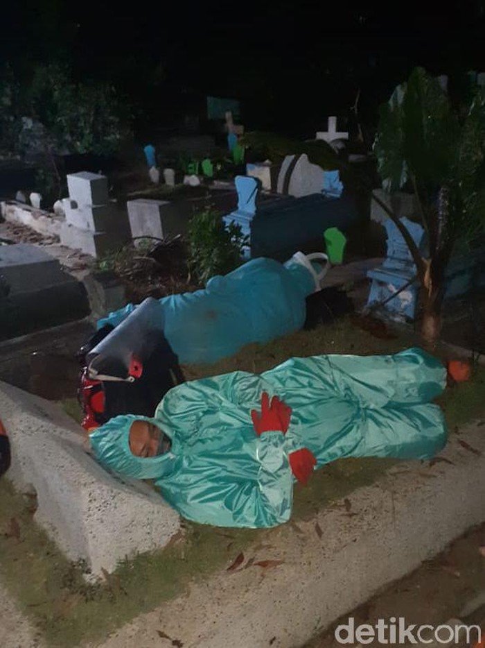 Relawan saat memakamkan jenazah COVID-19 di Kota Malang