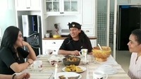 Makan bersama rekan-rekan dari Indonesia Timur, Rieke mengaku senang bisa menyantap nasi dengan ikan teri san sambal. Wah jadi ingat kampung halaman ya? Foto: instagram @riekediahp