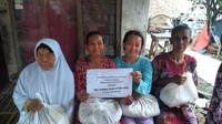 Saat pandemi corona memberi dampak buruk bagi masyarakat, Rieke ikut terjun langsung untuk memberi bantuan ke masyarakat. Ibu-ibu ini mendapat bantuan sembako dari Rieke. Foto: instagram @riekediahp
