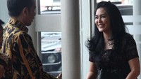 Rieke yang dikenal sebagai artis, pembawa acara, pemain sinetron hingga anggota DPR ini tak mau ambil pusing soal statusnya. Ia tetap santai menjalani pekerjaannya sambil sesekali diselingi momen kulineran. Foto: instagram @riekediahp