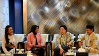 Duduk santai sambil berbincang pernah dilakukan Rieke bersama Megawati dan BJ. Habibie. Minuman  dan kudapan manis tersedia di meja dekat mereka. Foto: instagram @riekediahp