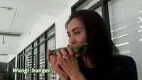 Jajan nasi bakar, Rieke terlihat sangat senang dengan aroma daun pisang yang dibakar. Ia mengatakan nasi bakar ini jadi santapan makan siang yang bikin kenyang. Foto: instagram @riekediahp