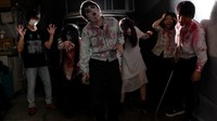 Selama 20 menit berada di dalam rumah hantu drive-thru ini, pengunjung akan melihat kemunculan zombie, hantu, dan beberapa penampakan dari orang mati lainnya. Berani Coba? PHILIP FONG/AFP  