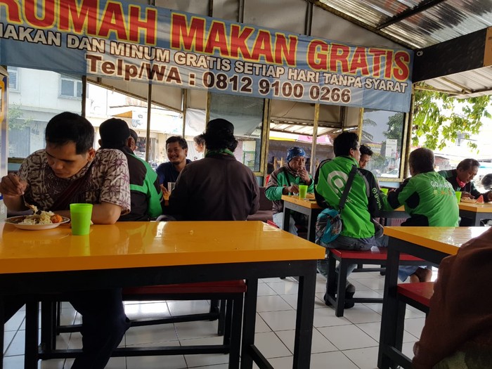 Rumah Makan Gartis untuk menolong sesama Rumah Makan Gartis untuk menolong sesama
