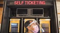 Untuk pembelian tiket pun dilakukan secara mandiri melalui vending machine self ticketing.