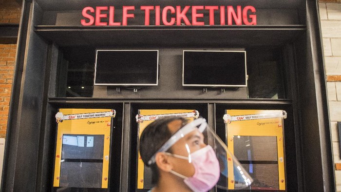 Suasana simulasi pembukaan dan peninjauan tempat hiburan bioskop CGV Cinemas di Bandung Electronic Center (BEC), Bandung, Jawa Barat, Kamis (9/7/2020). Simulasi tersebut dilakukan dalam rangka peninjauan kesiapan tempat hiburan bioskop dalam penerapan protokol kesehatan seperti penggunaan alat pelindung wajah bagi karyawan, pembatas jaga jarak, masker, sarung tangan dan cairan disinfektan seiring tatanan normal baru di tengah pandemi COVID-19. ANTARA FOTO/M Agung Rajasa/aww.