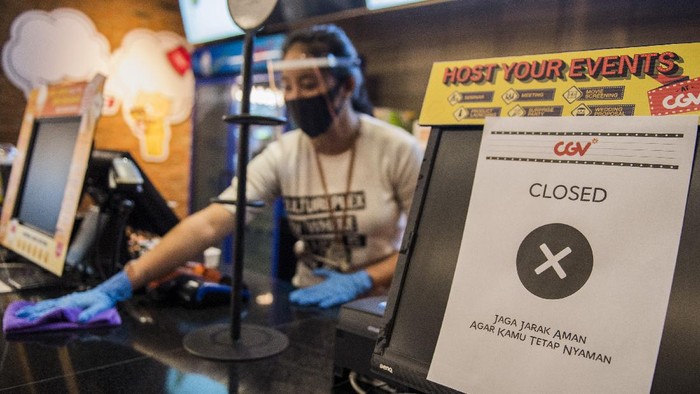 SIMULASI PEMBUKAAN BIOSKOP DI ERA NORMAL BARU Suasana simulasi pembukaan dan peninjauan tempat hiburan bioskop CGV Cinemas di Bandung Electronic Center (BEC), Bandung, Jawa Barat, Kamis (9/7/2020). Simulasi tersebut dilakukan dalam rangka peninjauan kesiapan tempat hiburan bioskop dalam penerapan protokol kesehatan seperti penggunaan alat pelindung wajah bagi karyawan, pembatas jaga jarak, masker, sarung tangan dan cairan disinfektan seiring tatanan normal baru di tengah pandemi COVID-19. ANTARA FOTO/M Agung Rajasa/aww.