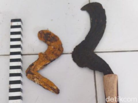 Kudi, senjata atau alat pertanian yang dijarah dari makam kuno orang kalang, Blora, Kamis (9/7/2020).