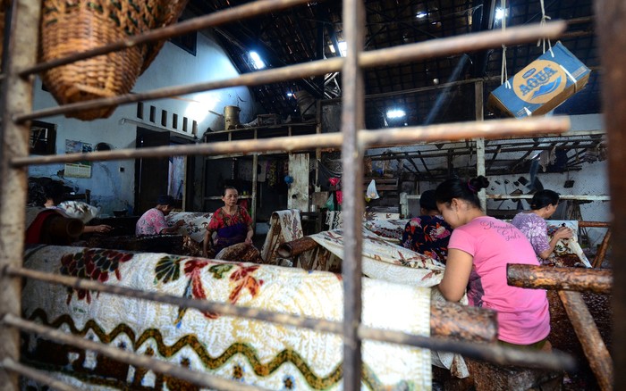 Stimulus UMKM Perajin Batik di Tengah Pandemi Untuk mendukung program Pemulihan Ekonomi Nasional, PT Bank Tabungan Negara (Persero) Tbk turut aktif mengucurkan kredit Usaha Kecil Mikro dan Menengah (UMKM) ke berbagai sektor pendorong ekonomi, khususnya sektor properti. Ketika pandemic Covid-19 berlangsung, BTN cukup agresif memberikan kucuran kredit bagi para pengusaha UMKM.