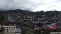 Dusun ini berada di ketinggian 1.620 mdpl. Bangunan rumah milik penduduk bersusun seperti terasering, mirip dengan pemukiman penduduk di Nepal. (Eko Susanto/detikcom)