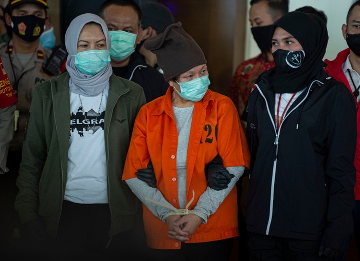 Menko Polhukam Mahfud MD (kiri) didampingi 
Menteri Hukum dan HAM Yasonna Laoly (kanan) menyampaikan keterangan kepada wartawan terkait ekstradisi buronan pelaku pembobolan Bank BNI Maria Pauline Lumowa di Bandara Internasional Soekarno-Hatta, Tangerang, Banten, Kamis (9/7/2020). Tersangka pelaku pembobolan kas Bank BNI cabang Kebayoran Baru lewat Letter of Credit (L/C) fiktif sebesar Rp1,7 triliun diekstradisi dari Serbia setelah menjadi buronan sejak 2003. ANTARA FOTO/Aditya Pradana Putra/nz.
  *** Local Caption ***