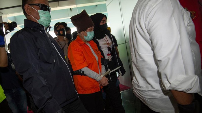 Menko Polhukam Mahfud MD (kiri) didampingi 
Menteri Hukum dan HAM Yasonna Laoly (kanan) menyampaikan keterangan kepada wartawan terkait ekstradisi buronan pelaku pembobolan Bank BNI Maria Pauline Lumowa di Bandara Internasional Soekarno-Hatta, Tangerang, Banten, Kamis (9/7/2020). Tersangka pelaku pembobolan kas Bank BNI cabang Kebayoran Baru lewat Letter of Credit (L/C) fiktif sebesar Rp1,7 triliun diekstradisi dari Serbia setelah menjadi buronan sejak 2003. ANTARA FOTO/Aditya Pradana Putra/nz.
  *** Local Caption ***