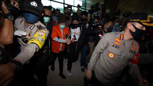 Menko Polhukam Mahfud MD (kiri) didampingi Menteri Hukum dan HAM Yasonna Laoly (kanan) menyampaikan keterangan kepada wartawan terkait ekstradisi buronan pelaku pembobolan Bank BNI Maria Pauline Lumowa di Bandara Internasional Soekarno-Hatta, Tangerang, Banten, Kamis (9/7/2020). Tersangka pelaku pembobolan kas Bank BNI cabang Kebayoran Baru lewat Letter of Credit (L/C) fiktif sebesar Rp1,7 triliun diekstradisi dari Serbia setelah menjadi buronan sejak 2003. ANTARA FOTO/Aditya Pradana Putra/nz. *** Local Caption ***