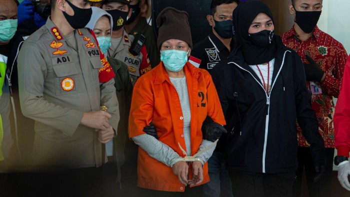 Tiba di Indonesia, Pembobol Bank BNI Dikawal Polisi Menko Polhukam Mahfud MD (kiri) didampingi
Menteri Hukum dan HAM Yasonna Laoly (kanan) menyampaikan keterangan kepada wartawan terkait ekstradisi buronan pelaku pembobolan Bank BNI Maria Pauline Lumowa di Bandara Internasional Soekarno-Hatta, Tangerang, Banten, Kamis (9/7/2020). Tersangka pelaku pembobolan kas Bank BNI cabang Kebayoran Baru lewat Letter of Credit (L/C) fiktif sebesar Rp1,7 triliun diekstradisi dari Serbia setelah menjadi buronan sejak 2003. ANTARA FOTO/Aditya Pradana Putra/nz.
*** Local Caption ***