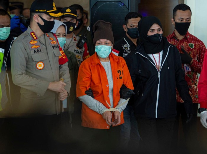 Menko Polhukam Mahfud MD (kiri) didampingi 
Menteri Hukum dan HAM Yasonna Laoly (kanan) menyampaikan keterangan kepada wartawan terkait ekstradisi buronan pelaku pembobolan Bank BNI Maria Pauline Lumowa di Bandara Internasional Soekarno-Hatta, Tangerang, Banten, Kamis (9/7/2020). Tersangka pelaku pembobolan kas Bank BNI cabang Kebayoran Baru lewat Letter of Credit (L/C) fiktif sebesar Rp1,7 triliun diekstradisi dari Serbia setelah menjadi buronan sejak 2003. ANTARA FOTO/Aditya Pradana Putra/nz.
  *** Local Caption ***