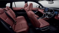 Masuk ke dalam kabin, kesan minimalis dan elegan terpancar lewat penggunaan warna gelap atau kombinasi red terra rossa melekat di interior. Di sistem hiburan, Corolla Cross ini dilengkapi dengan Head Unit touchscreen 9 inchi yang bisa terhubung dengan perintah suara dan Apple CarPlay. Pun untuk menunjang kenyamanan sudah dilengkapi dengan AC Digital dan speaker 6 sisi. Foto: Toyota