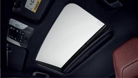 Seperti kebanyakan mobil mewah, Corolla Cross sudah dilengkapi Moon Roof untuk varian tertinggi. Foto: Toyota