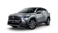 Corolla Cross hybrid menggunakan kode mesin 2ZR-FXE THS II. Mesin bensinnya mampu mengeluarkan tenaga 98 PS di 5.200 rpm dan torsi 142 Nm di 3.600 rpm. Sedangkan motor listrik-nya bisa menghasilkan tenaga maksimal 72 PS dan torsi 163 Nm. Di atas kertas Corolla Cross hybrid ini punya tenaga maksimal 122 PS. Untuk mesin hybrid, konsumsi bahan bakar rata-rata hanya 23,3 kilometer per liter, dengan emisi karbon dioksida 98 gram per kilometer. Foto: Toyota