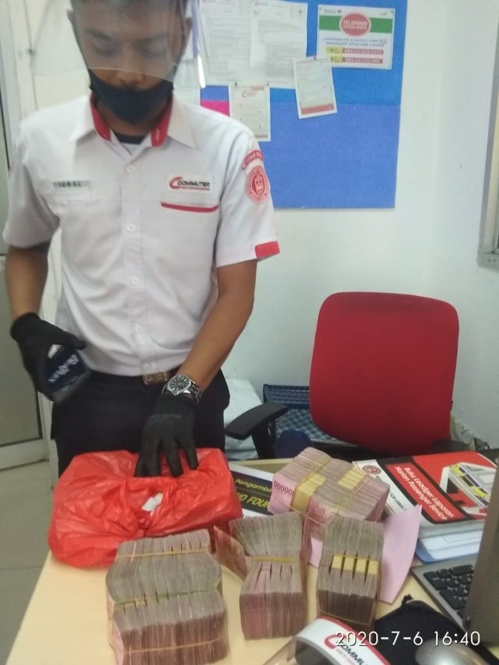 Uang yang ditemukan Mujenih di KRL Bogor Uang yang ditemukan Mujenih di KRL Bogor