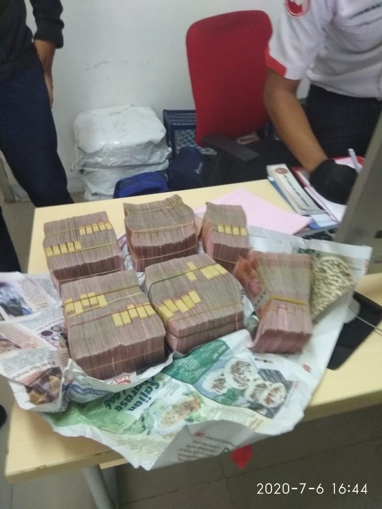 Uang yang ditemukan Mujenih di KRL Bogor
