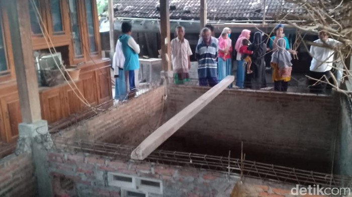 video viral warga bisa meninggikan dan memindahkan rumah dalam semalam