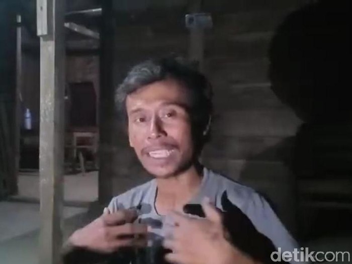Aksi Giman (47) memindahkan rumah dalam semalam  menjadi perhatian dan membuat warga penasaran. Sehingga muncul pertanyaan, bagaimana ia melakukannya?