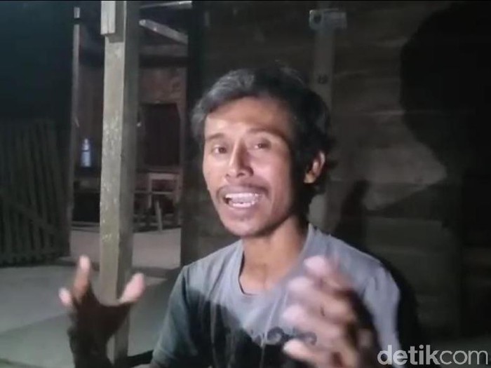 Aksi Giman (47) memindahkan rumah dalam semalam  menjadi perhatian dan membuat warga penasaran. Sehingga muncul pertanyaan, bagaimana ia melakukannya?