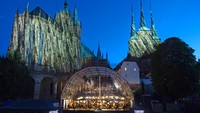 Penyanyi dan musisi orkestra tampil selama latihan Festival Terbuka Katedral (Domstufen-Festspiele) di depan Mariendom (Katedral Maria) dan Gereja St. Severi di Erfurt, Jerman.