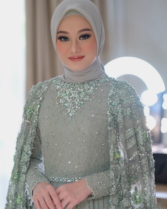 Saat acara lamaran dengan Rey Mbayang pada Kamis (9/7/2020), Dinda Hauw tampil flawless berkat riasan MUA Vivi Thalib, kebaya dari Anji Asmara. Hijab abu-abu segiempat yang dikenakannya ditata oleh hijab stylist Awanis Arifiani. Foto: instagram @vivithalib.