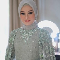 Saat acara lamaran dengan Rey Mbayang pada Kamis (9/7/2020), Dinda Hauw tampil flawless berkat riasan MUA Vivi Thalib, kebaya dari Anji Asmara. Hijab abu-abu segiempat yang dikenakannya ditata oleh hijab stylist Awanis Arifiani. Foto: instagram @vivithalib.