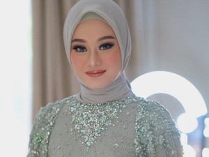 Dinda Hauw Menikah dengan Rey Mbayang, Intip Makeup Cantiknya Saat Lamaran
