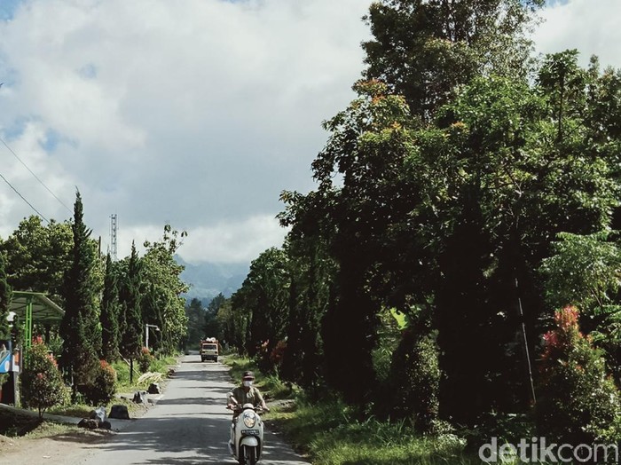 Warga di Desa Sidorejo, Kecamatan Kemalang, Klaten melintas turun dari kawasan puncak Merapi, Kamis (9/7/2020).