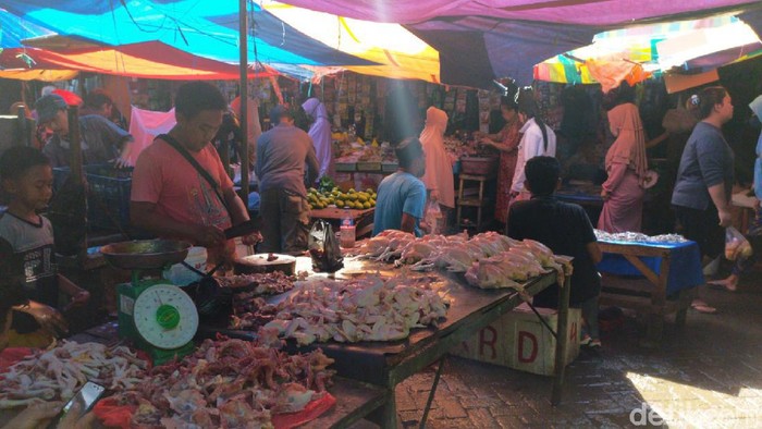 Warga hingga pedagang di Pasar Cidu Makassar tidak menggunakan masker dan tidak menjaga jarak (M Nur Abdurrahman-detikcom).