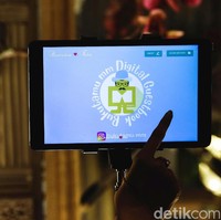 Selain itu, para tamu undangan yang hadir diwajibkan untuk melakukan scan code di aplikasi buku tamu digital sebelum memasuki ruangan resepsi.