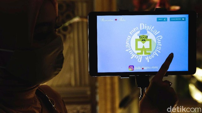 Selain itu, para tamu undangan yang hadir diwajibkan untuk melakukan scan code di aplikasi buku tamu digital sebelum memasuki ruangan resepsi.