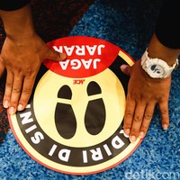 Protokol kesehatan lain yang diterapkan dalam gelaran resepsi pernikahan di era new normal adalah penerapan physical distancing atau jaga jarak.