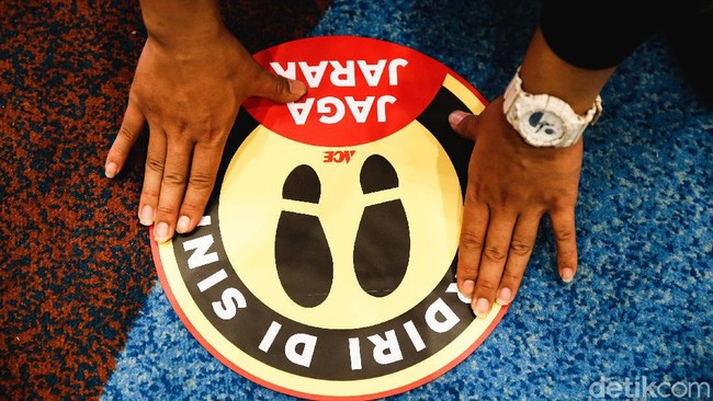 Protokol kesehatan lain yang diterapkan dalam gelaran resepsi pernikahan di era new normal adalah penerapan physical distancing atau jaga jarak.