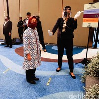 Penerapan jaga jarak tersebut salah satunya diterapkan saat para tamu undangan mengantre untuk memberikan selamat kepada sang pengantin. Guna memastikan penerapan physical distancing atau jaga jarak diterapkan dengan sesuai, seorang petugas pun bersiaga untuk memberi arahan kepada para tamu undangan.