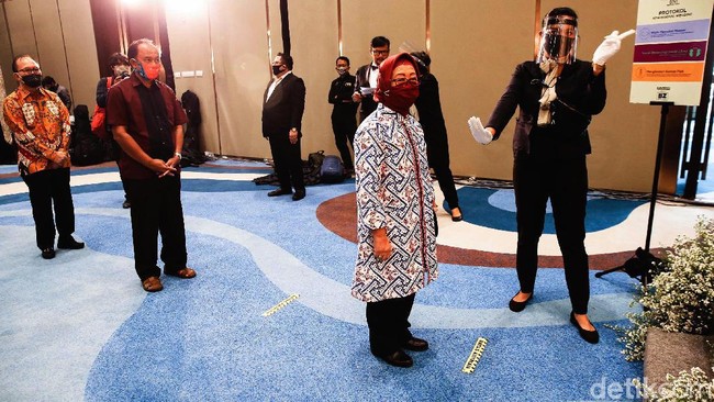 Penerapan jaga jarak tersebut salah satunya diterapkan saat para tamu undangan mengantre untuk memberikan selamat kepada sang pengantin. Guna memastikan penerapan physical distancing atau jaga jarak diterapkan dengan sesuai, seorang petugas pun bersiaga untuk memberi arahan kepada para tamu undangan.